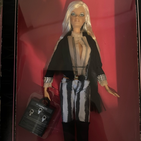 2007 Barbie Fashion Model Collection: M.A.C. Barbie - Picture 4 of 4